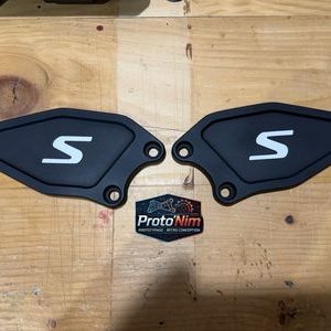 Protections de chevilles à lettrage coloré – Triumph Street Triple 660 S