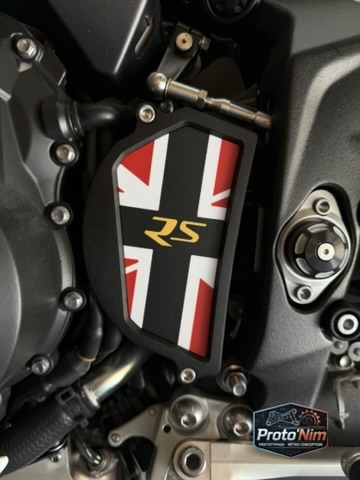 Carter PSB Proto’Nim monté sur une Triumph Street Triple 765, motif Union Jack rouge et blanc et lettrage RS jaune.