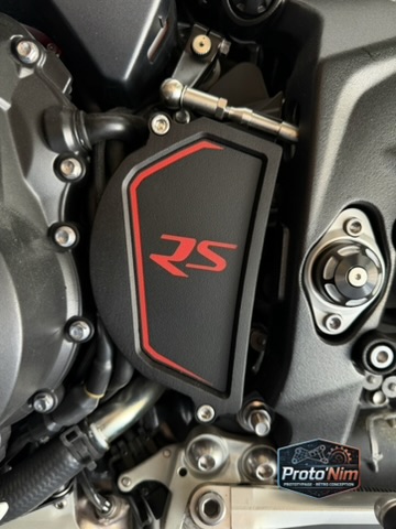 Carter PSB Proto’Nim monté sur une Triumph Street Triple 765, avec liseré rouge et lettrage RS rouge.