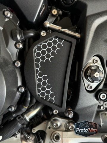 Carter PSB Proto’Nim monté sur une Triumph Street Triple 765, motif alvéoles blanc sans lettrage.