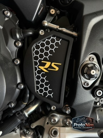 Carter PSB Proto’Nim monté sur une Triumph Street Triple 765, alvéoles blanches et lettrage RS jaune.