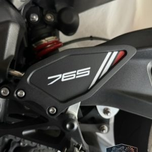 Protection de cheville Proto’Nim montée sur moto, lettrage 765 blanc et motif Traits blanc.