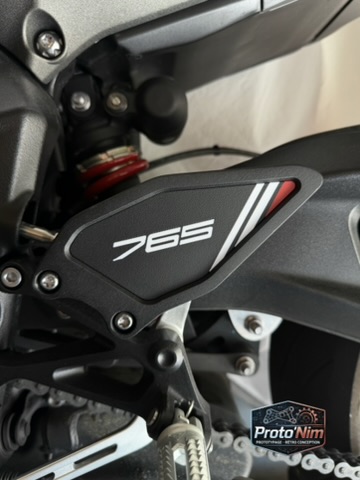 Protection de cheville Proto’Nim montée sur moto, lettrage 765 blanc et motif Traits blanc.