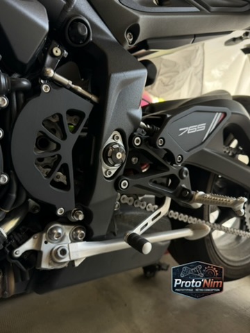 Vue d’ensemble des protections de chevilles Proto’Nim montées sur une Triumph Street Triple 765.