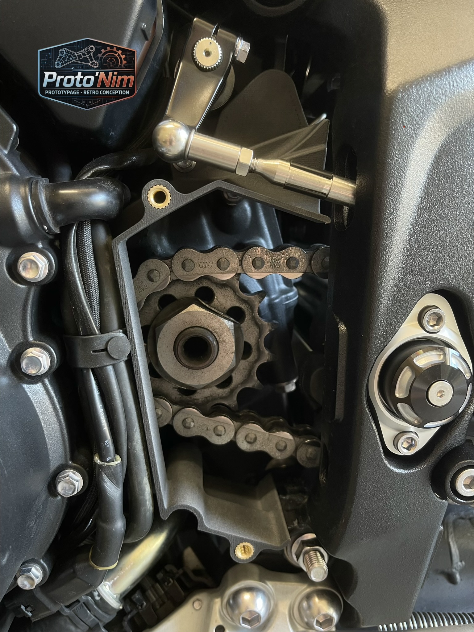 Base du carter PSB Proto’Nim installée sur une Triumph Street Triple 765, couvercle retiré.