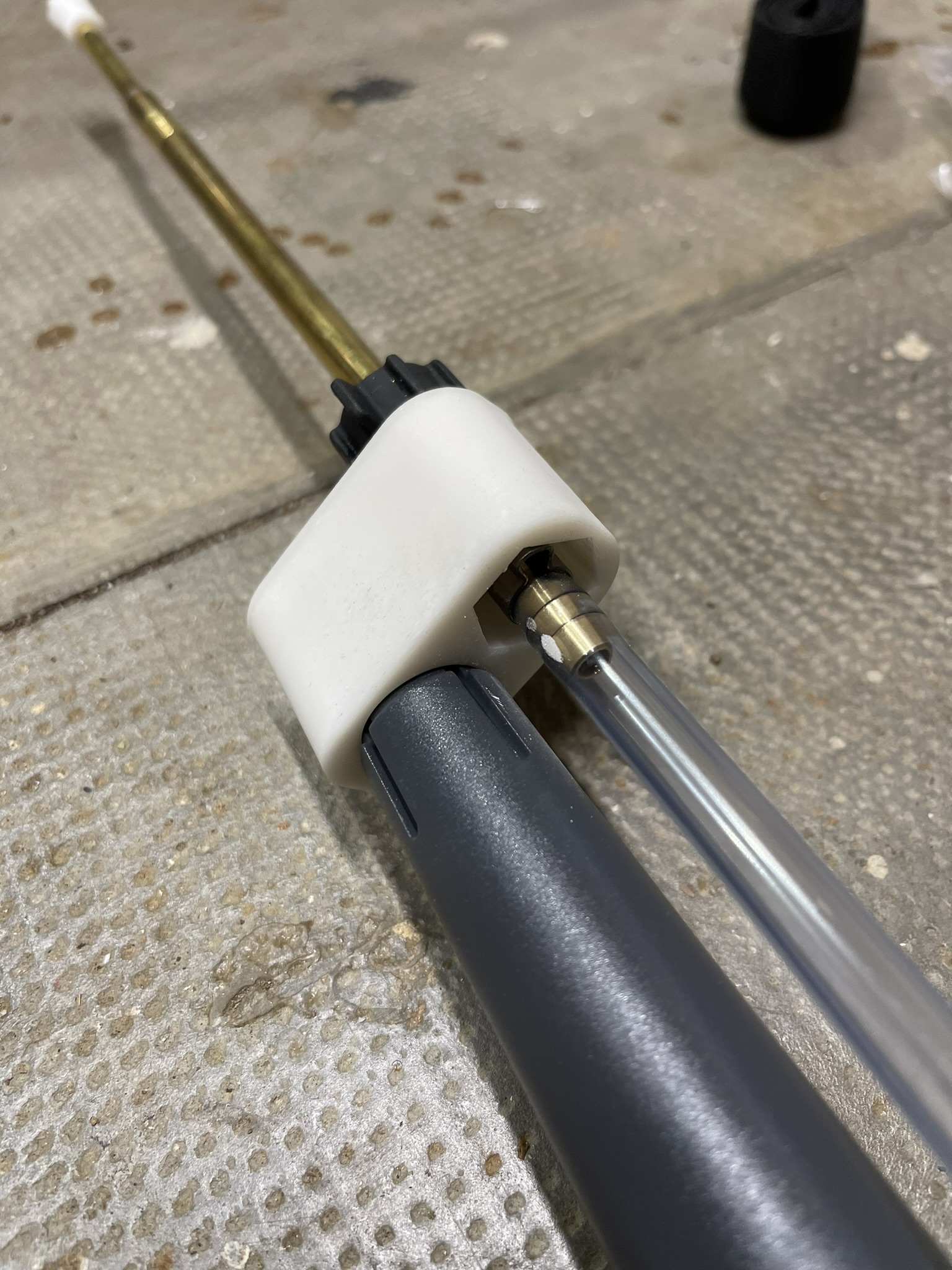Exemple de pièce d’adaptation blanche installée autour d’un élément tubulaire.