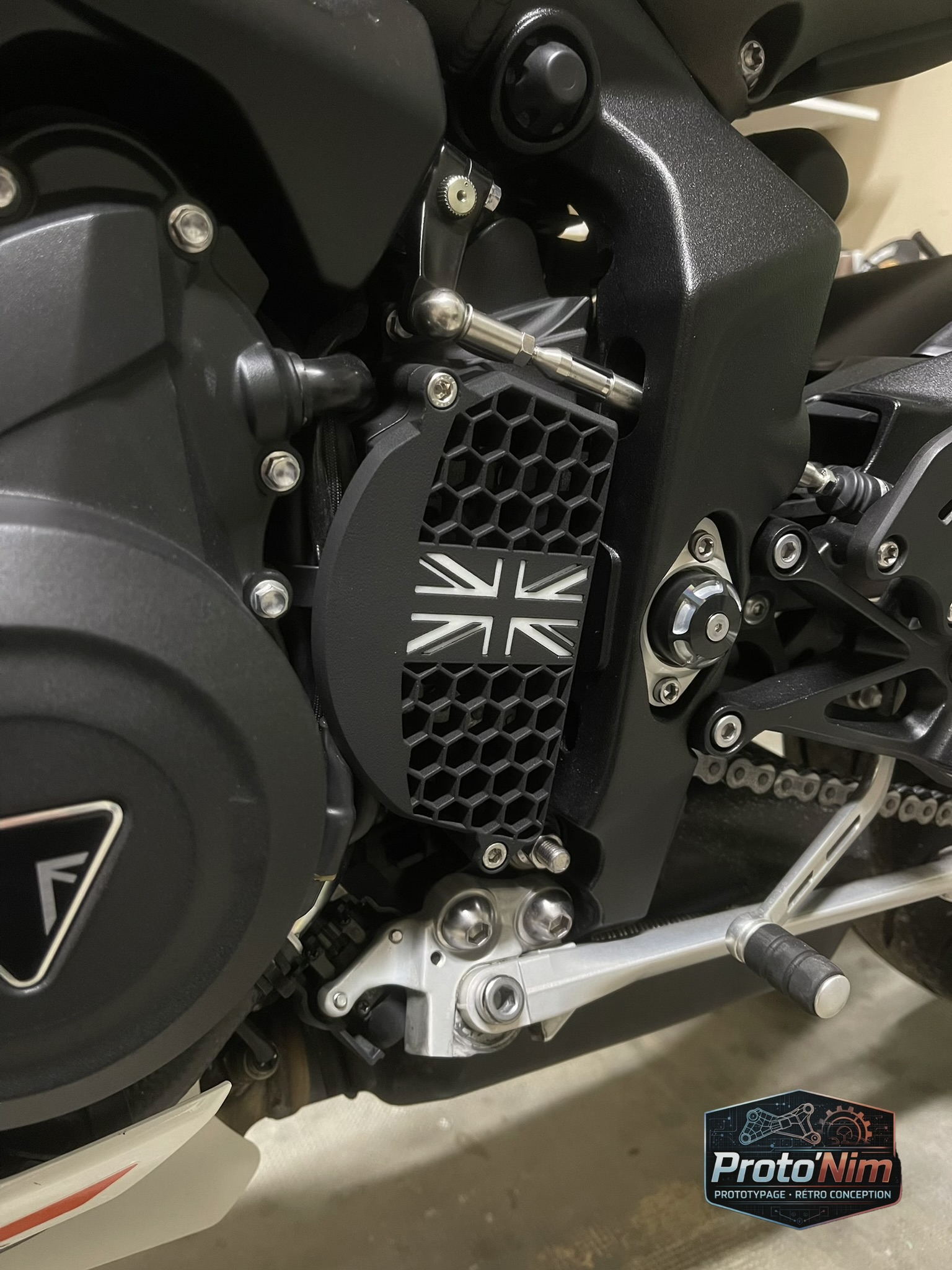 Pièces Proto’Nim montées sur une Triumph Street Triple : carter ajouré et motif Union Jack.
