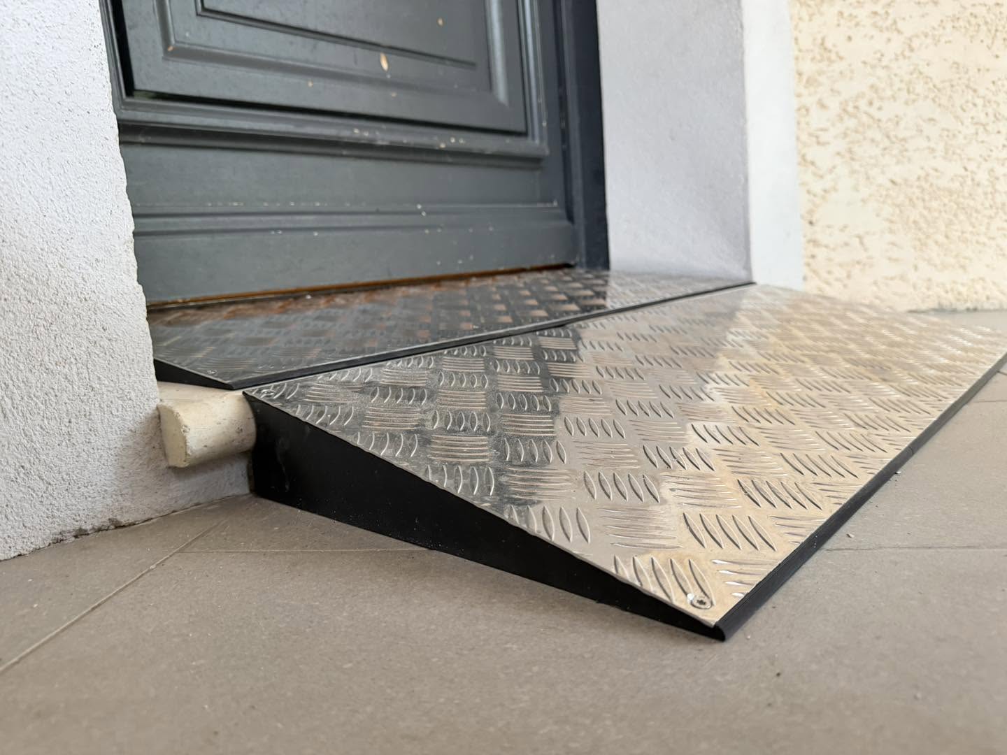 Double rampe d’accès PMR Proto’Nim en ASA et aluminium, fabriquée sur mesure pour un seuil de porte.